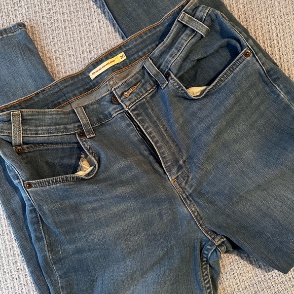 Levi's Blue Straight Leg Jeans with Classic Wash - Picture 1 of 2